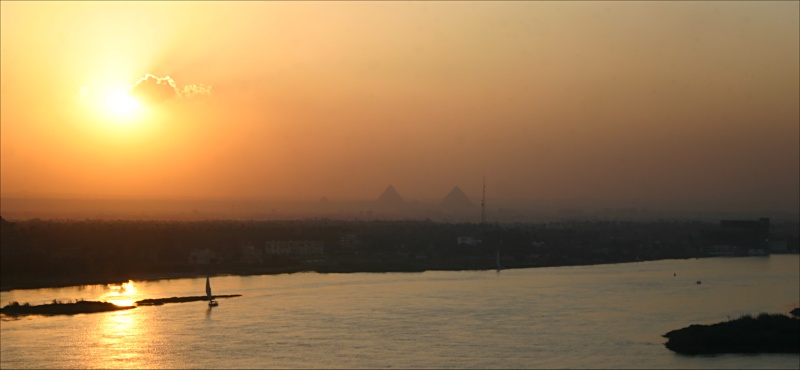 Le Nil, le Caire et les Pyramides au couchant